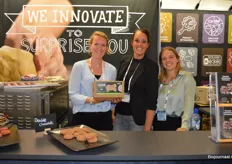 Met de biologische koffiekoekjes van Hoppe: Lianne Smiers, Bianca van der Kolk en Else Meijer. Lianne: "We focussen eerlijk gezegd meer op Fairtrade dan op biologisch." 